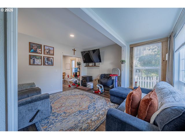 1541 UNION Ave, North Bend, OR 97459