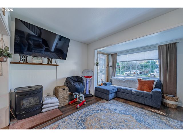 1541 UNION Ave, North Bend, OR 97459