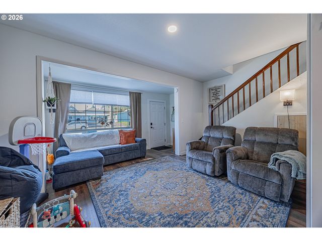 1541 UNION Ave, North Bend, OR 97459