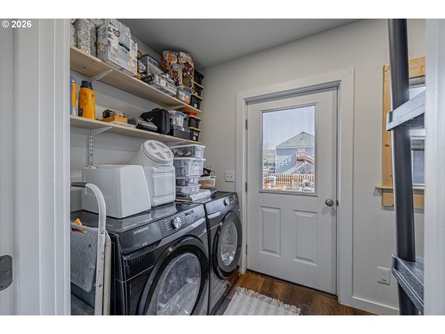 1541 UNION Ave, North Bend, OR 97459