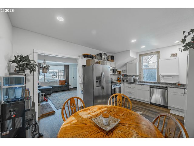 1541 UNION Ave, North Bend, OR 97459