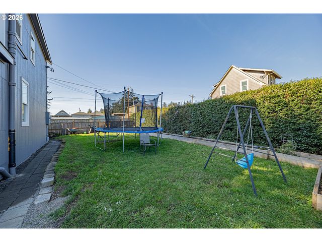 1541 UNION Ave, North Bend, OR 97459