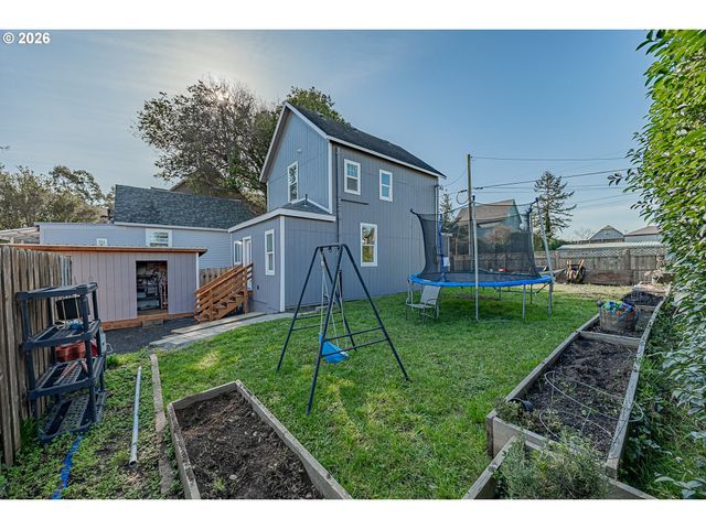 1541 UNION Ave, North Bend, OR 97459