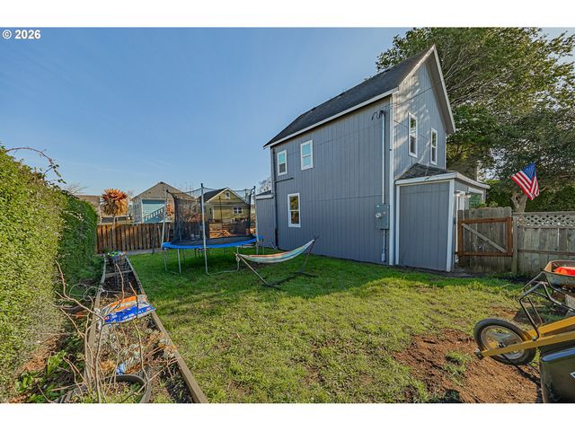 1541 UNION Ave, North Bend, OR 97459