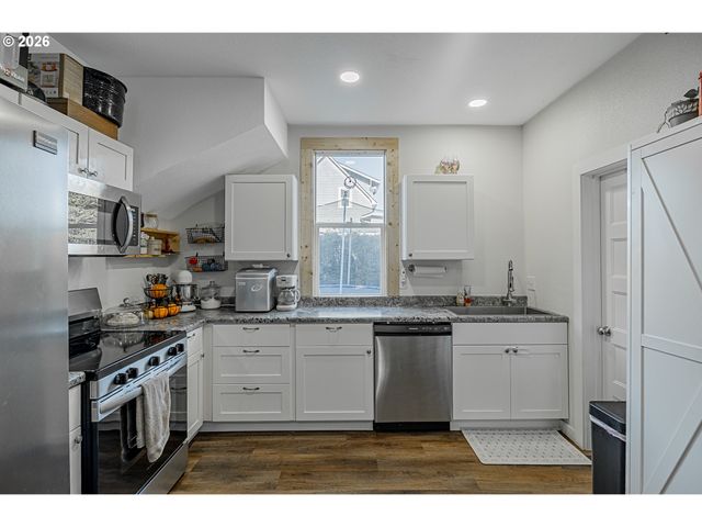 1541 UNION Ave, North Bend, OR 97459