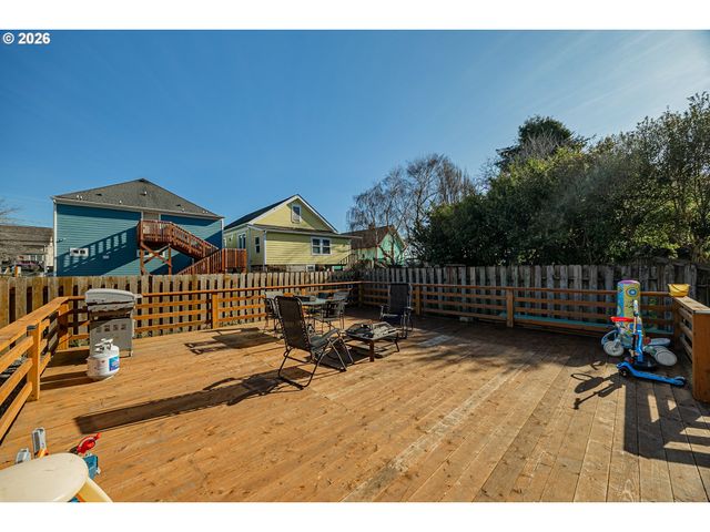 1541 UNION Ave, North Bend, OR 97459