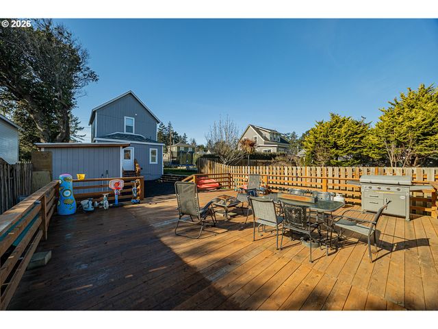 1541 UNION Ave, North Bend, OR 97459