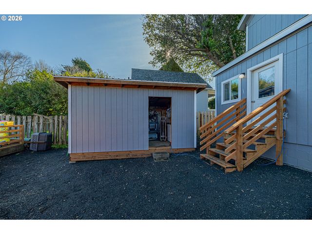 1541 UNION Ave, North Bend, OR 97459