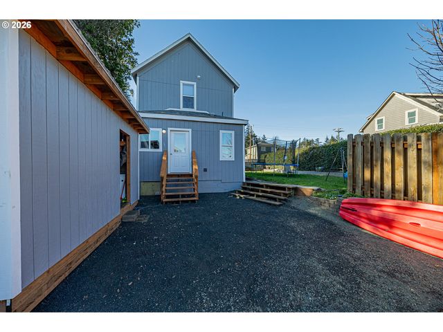 1541 UNION Ave, North Bend, OR 97459