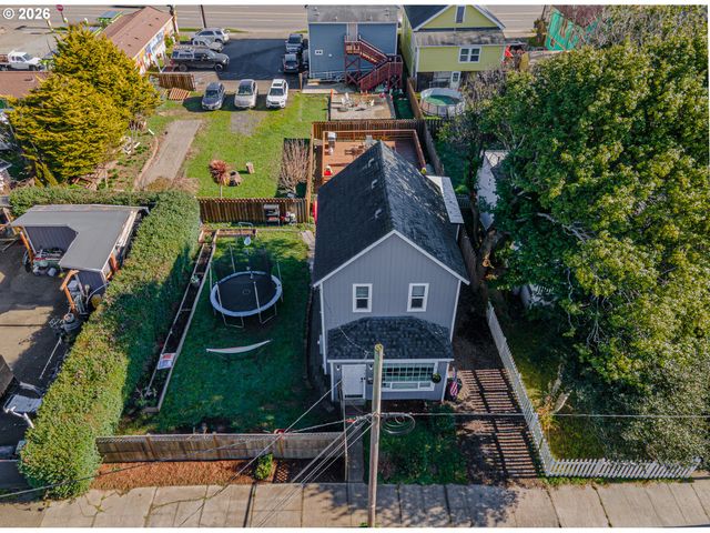 1541 UNION Ave, North Bend, OR 97459