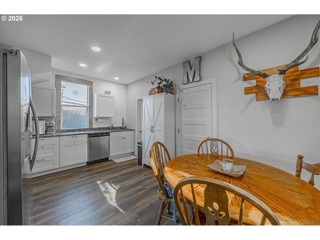 1541 UNION Ave, North Bend, OR 97459