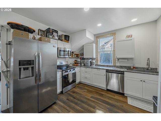 1541 UNION Ave, North Bend, OR 97459