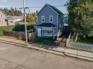 1541 UNION Ave, North Bend, OR 97459