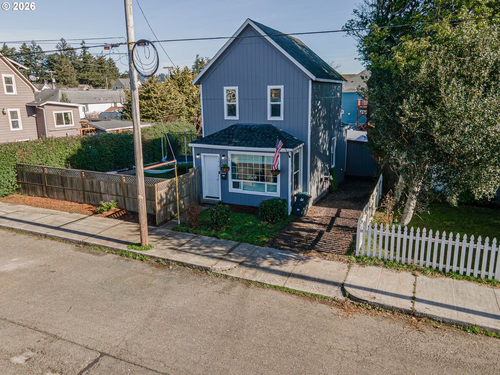 1541 UNION Ave, North Bend, OR 97459