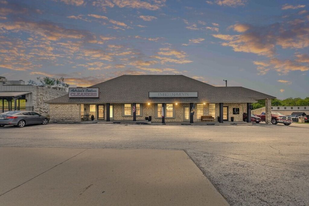 621 N Fm 1187, Aledo, TX 76008 — exterior