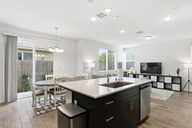 479 Farmhouse Lane, Clovis, CA 93619