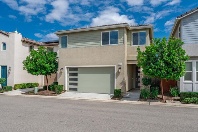 479 Farmhouse Lane, Clovis, CA 93619