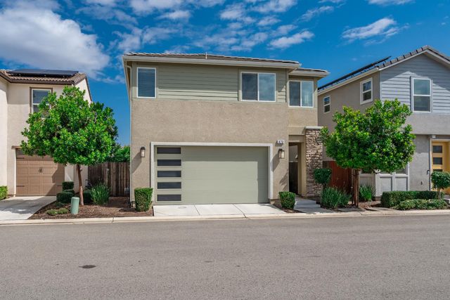 479 Farmhouse Lane, Clovis, CA 93619