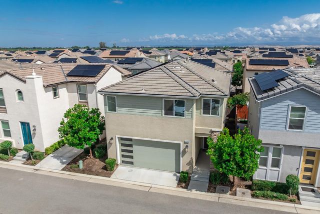 479 Farmhouse Lane, Clovis, CA 93619