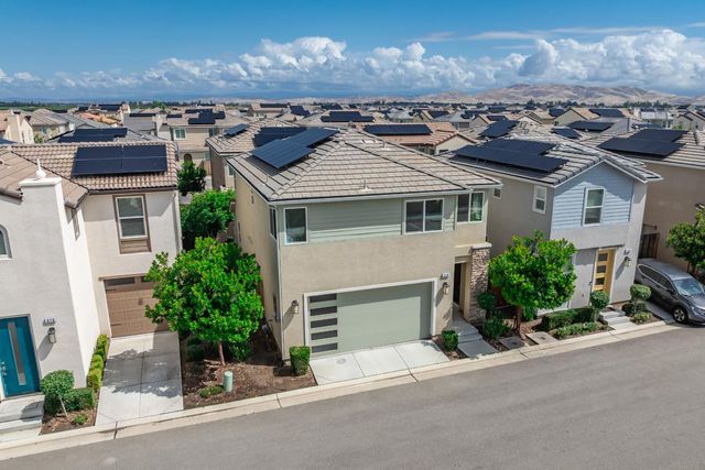 479 Farmhouse Lane, Clovis, CA 93619