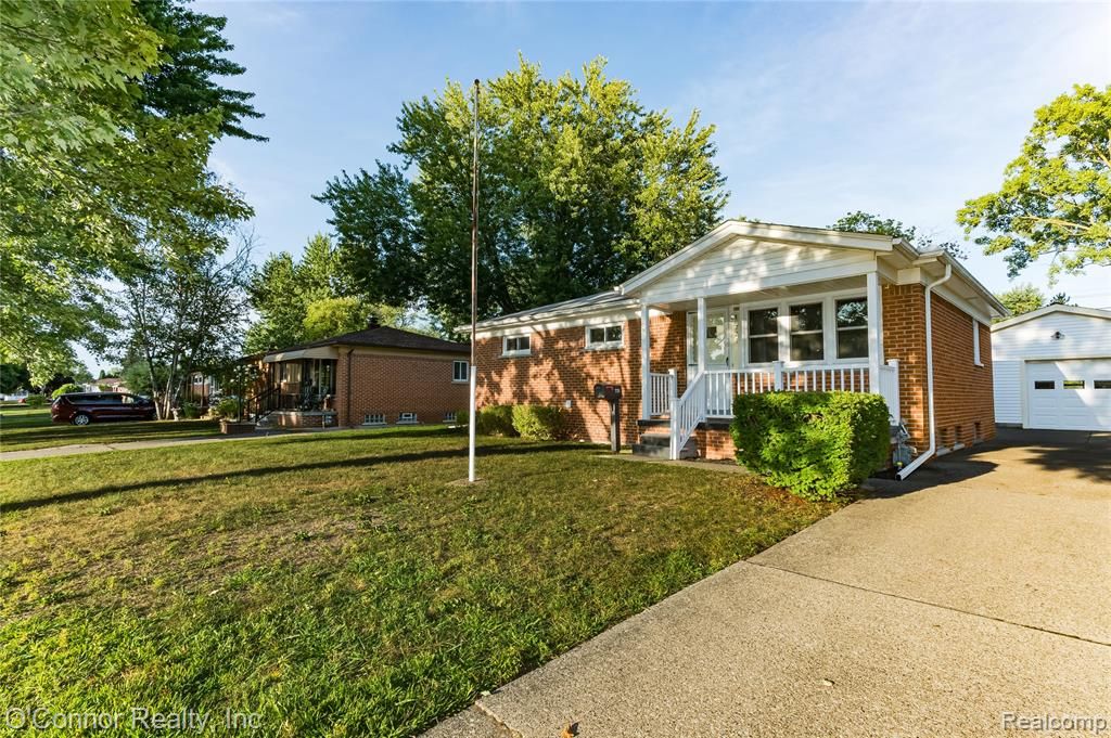 721 Carolina Avenue, Marysville, MI 48040