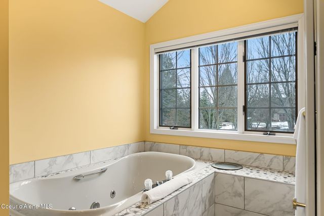 540 Ponder Pt Dr, Sandpoint, ID 83864