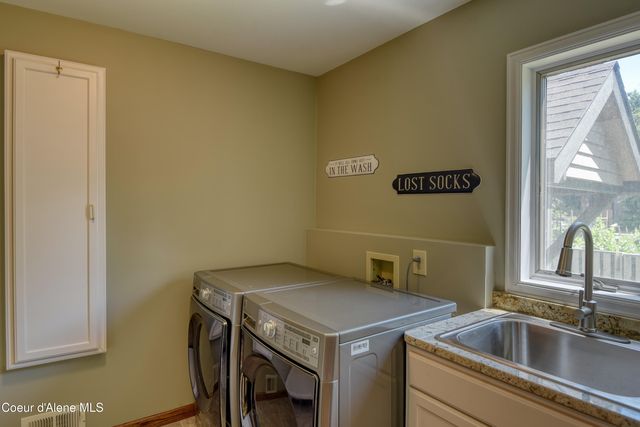 540 Ponder Pt Dr, Sandpoint, ID 83864