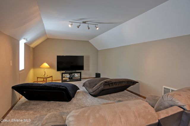 540 Ponder Pt Dr, Sandpoint, ID 83864