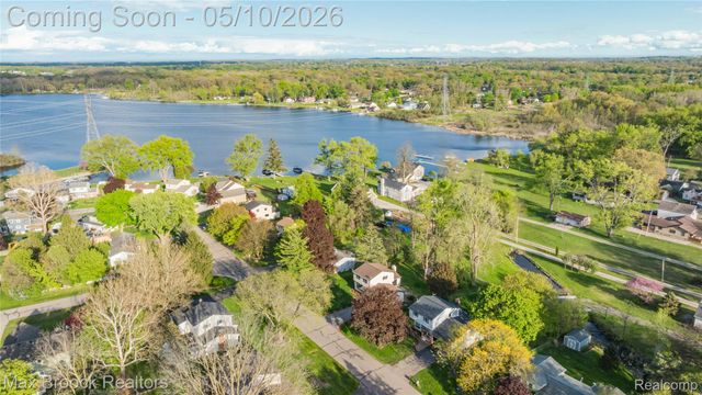 1874 Hopkins Drive, Wixom, MI 48393