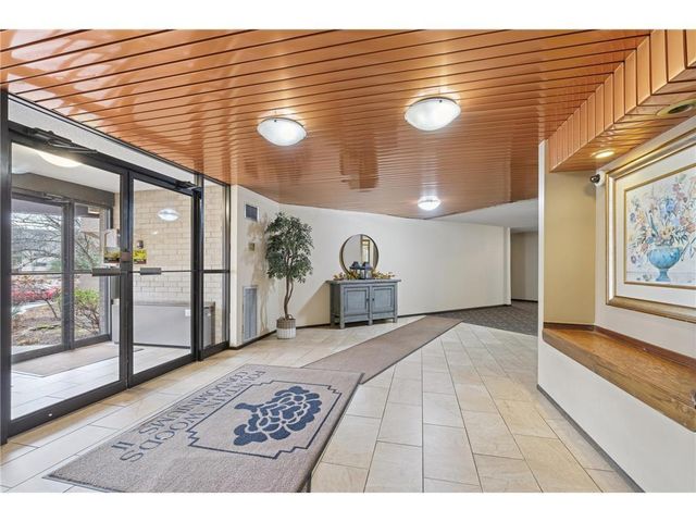 6670 Vernon Avenue S 202, Edina, MN 55436