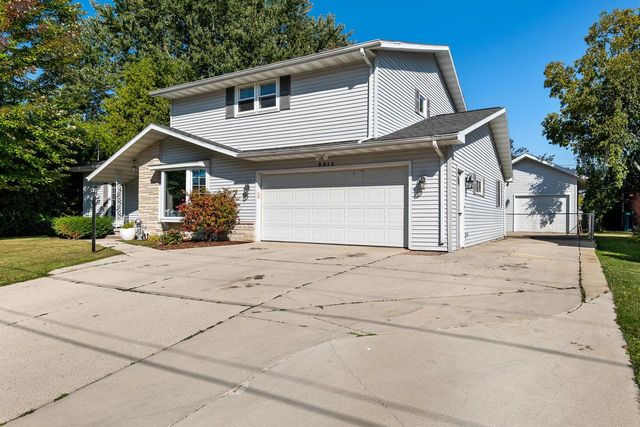 3912 Wildwood DRIVE, Manitowoc, WI 54220