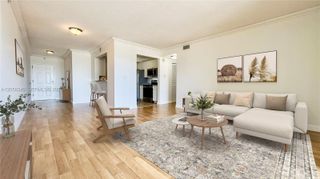 900 SW 8th St 1501, Miami, FL 33130