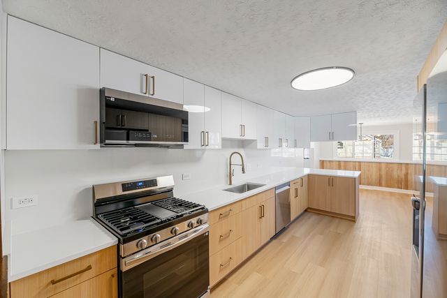 20836 N Catalpa Street, Deerfield, IL 60015