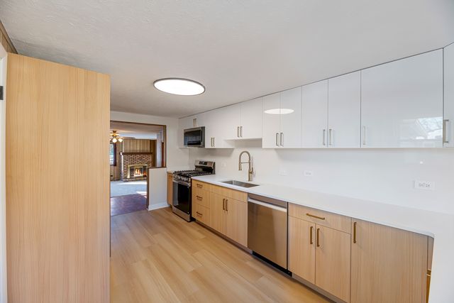 20836 N Catalpa Street, Deerfield, IL 60015