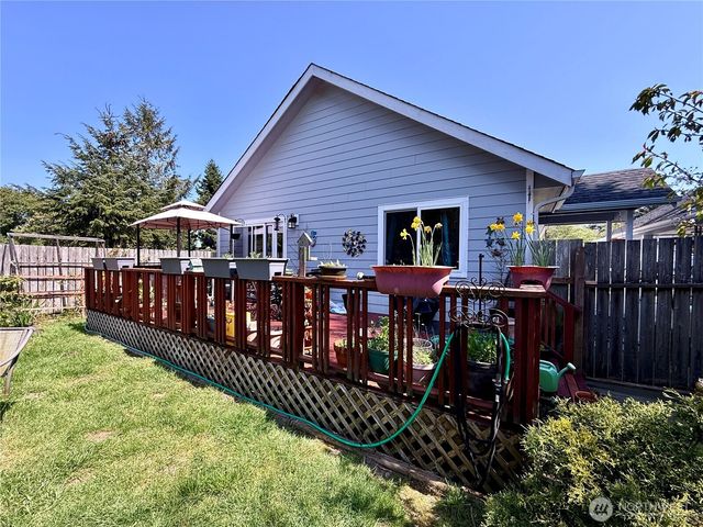 635 Island Circle SE, Ocean Shores, WA 98569