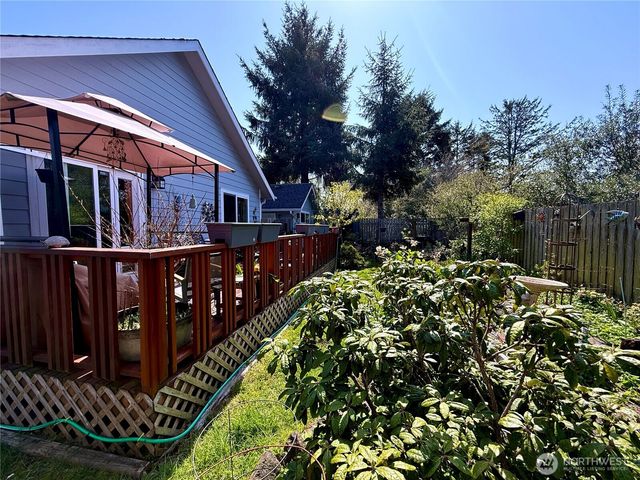 635 Island Circle SE, Ocean Shores, WA 98569