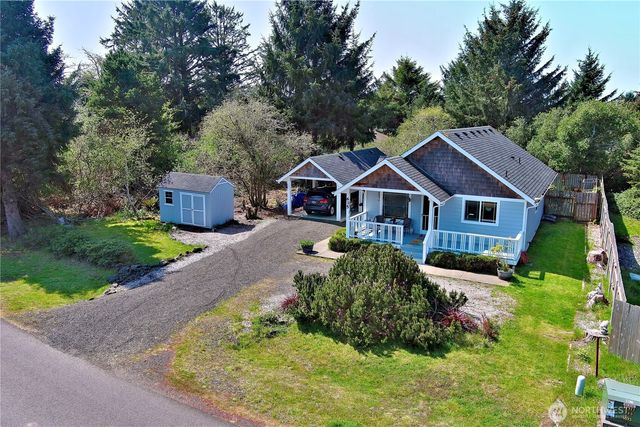 635 Island Circle SE, Ocean Shores, WA 98569