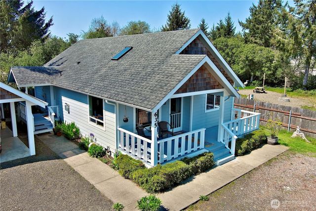 635 Island Circle SE, Ocean Shores, WA 98569
