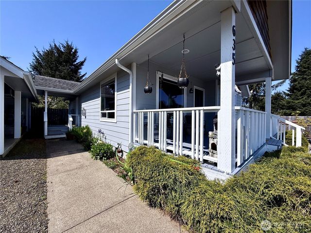 635 Island Circle SE, Ocean Shores, WA 98569