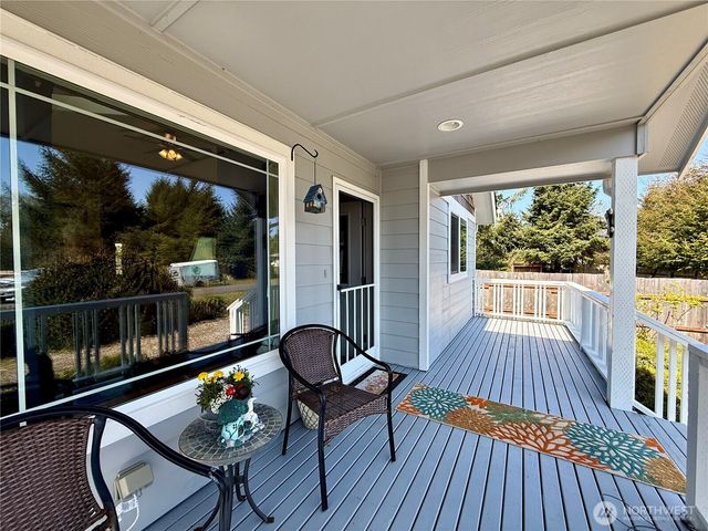 635 Island Circle SE, Ocean Shores, WA 98569