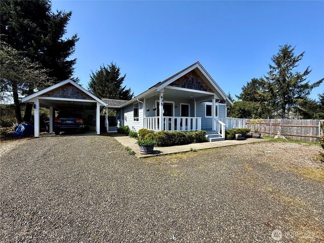 635 Island Circle SE, Ocean Shores, WA 98569