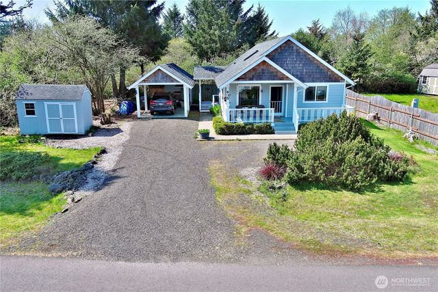 635 Island Circle SE, Ocean Shores, WA 98569