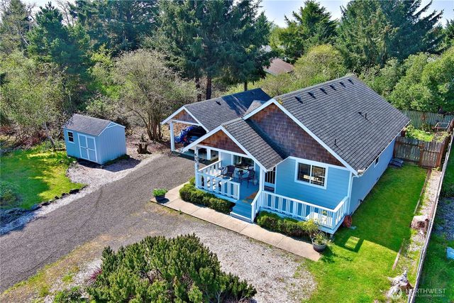 635 Island Circle SE, Ocean Shores, WA 98569