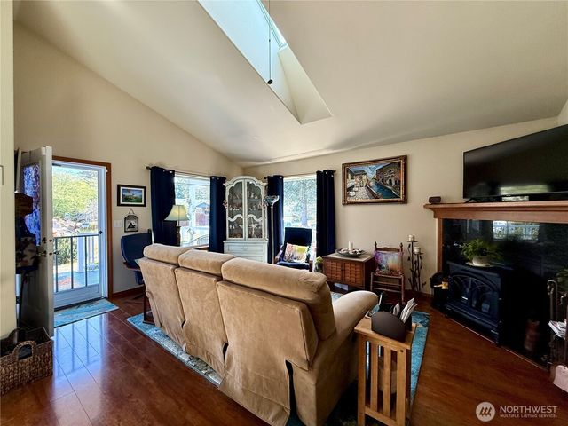 635 Island Circle SE, Ocean Shores, WA 98569