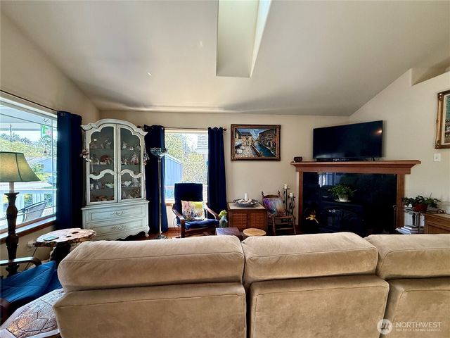 635 Island Circle SE, Ocean Shores, WA 98569