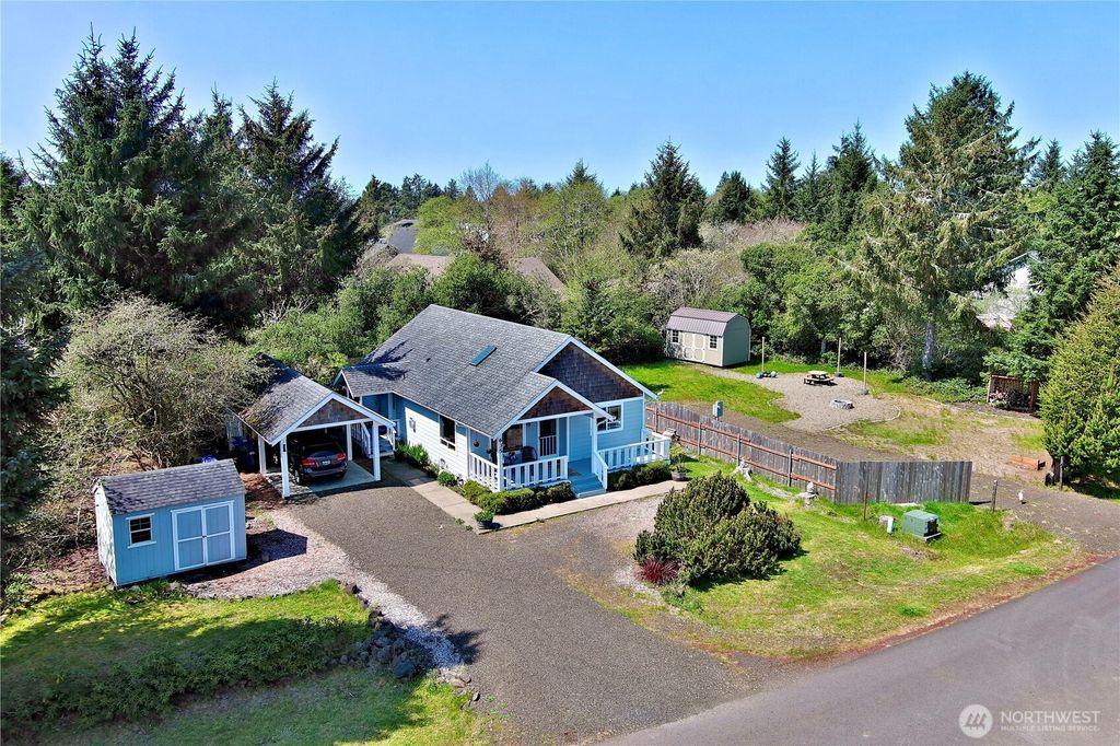 635 Island Circle SE, Ocean Shores, WA 98569