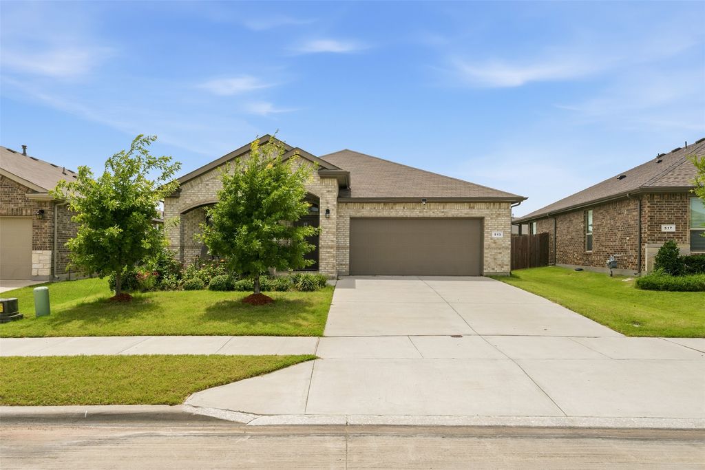 513 Frenchpark Drive, Fort Worth, TX 76052