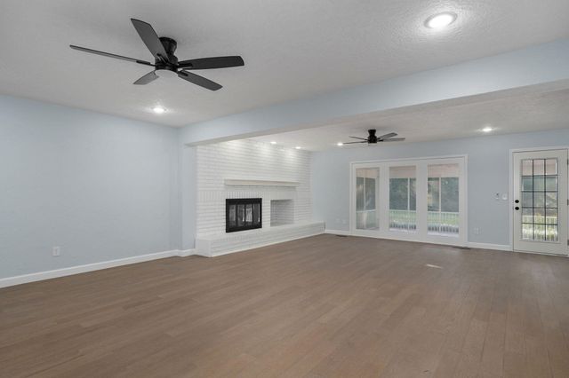 2435 E Michelle Place, Springfield, MO 65804