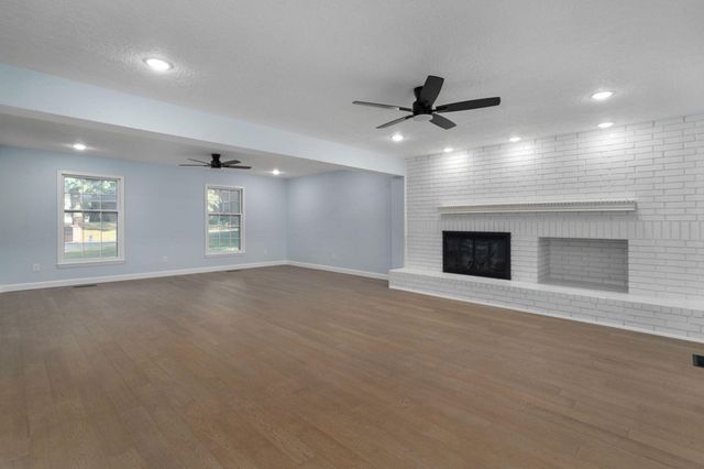 2435 E Michelle Place, Springfield, MO 65804