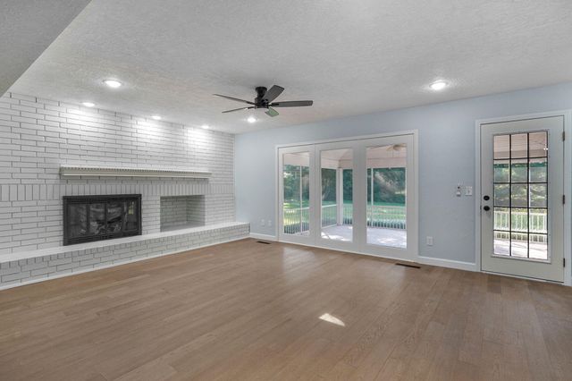 2435 E Michelle Place, Springfield, MO 65804